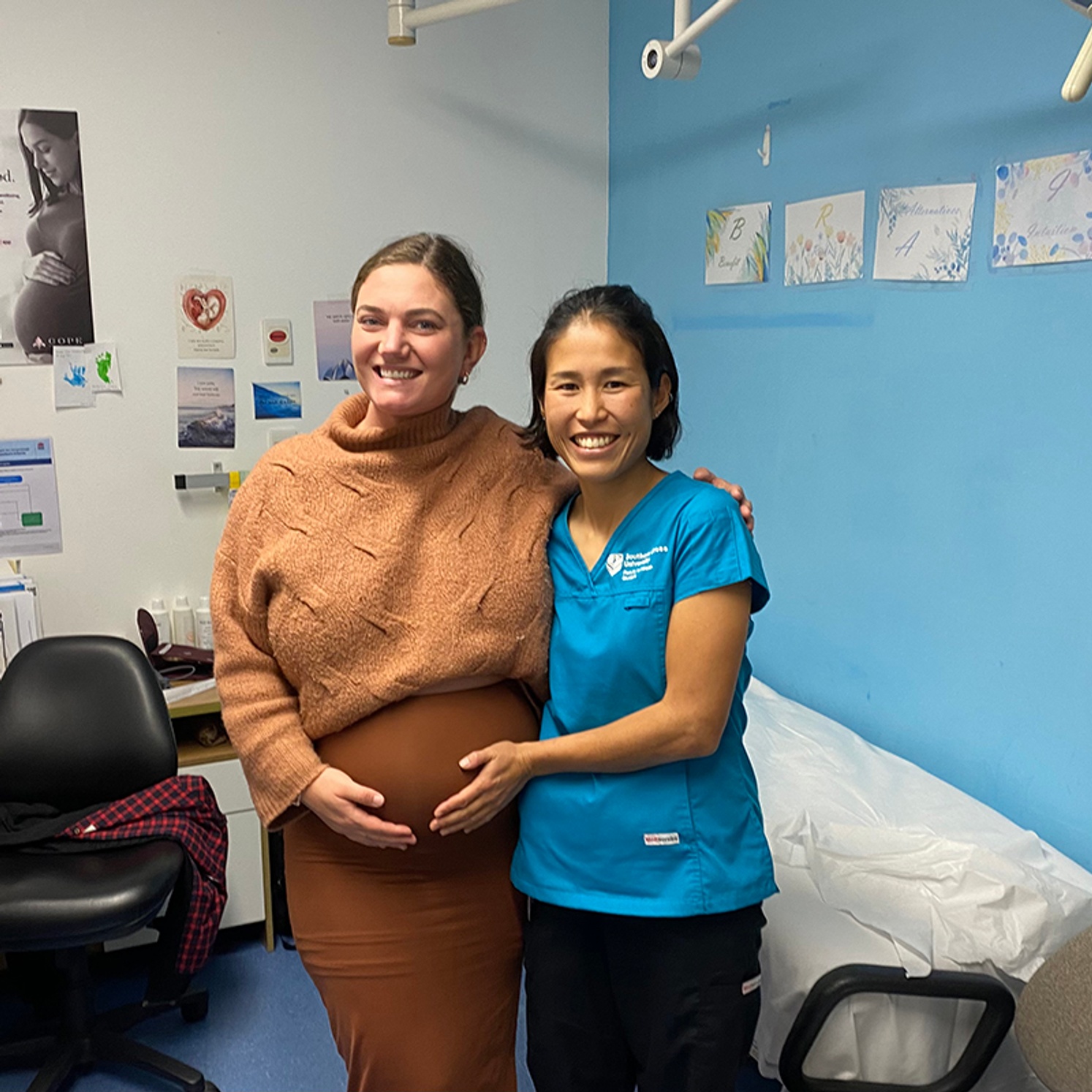 Jaci Newland with ���Ĵ�ý Cross midwifery student Minami Cuthbert