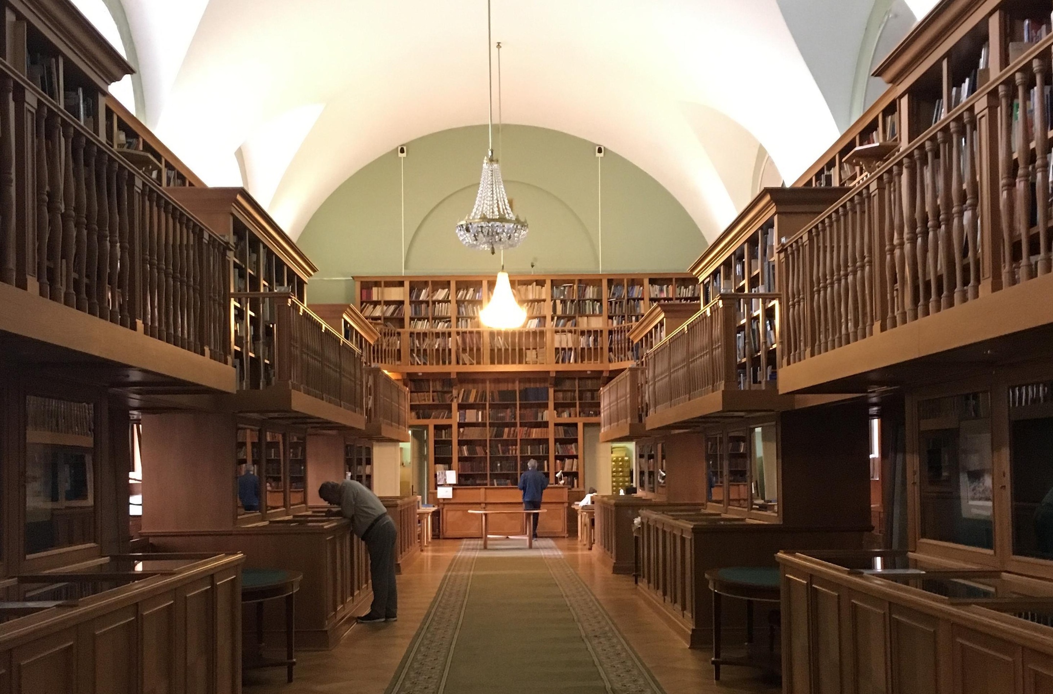 A large room containing shelves and books