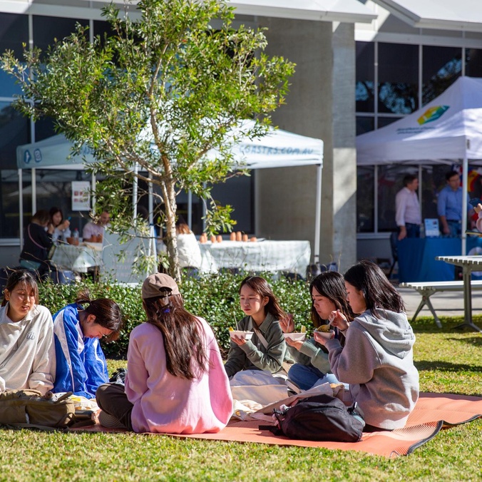 Students sitting and eating at orientation