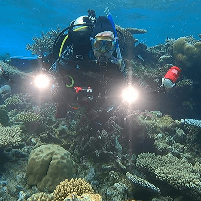 Peter Harrison dives Maldives coral reef_credit Peter Harrison