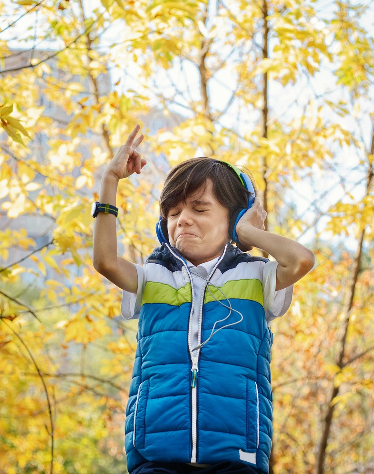 Headphones boy_credit Jonas Mohamadi on Pexels
