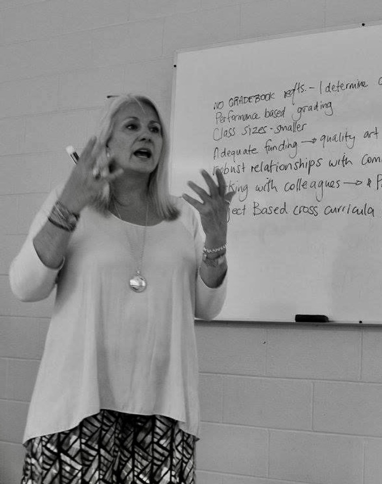Lexi Lasczik teaching art