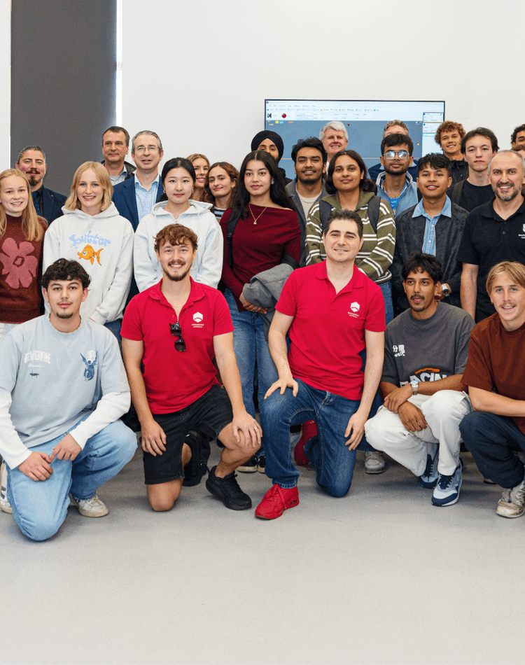 ���Ĵ�ý Vice-Chancellor, students and academics at the opening event of the Engineering Student Hub