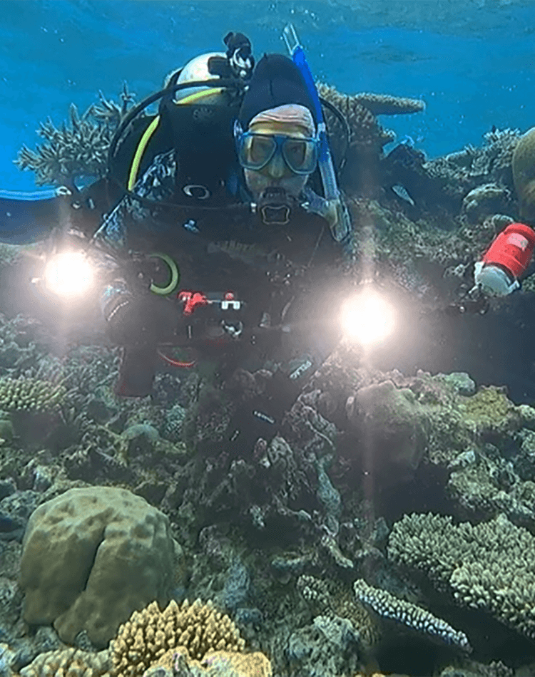 Peter Harrison dives Maldives coral reef_credit Peter Harrison
