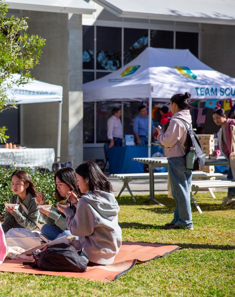 Students sitting and eating at orientation