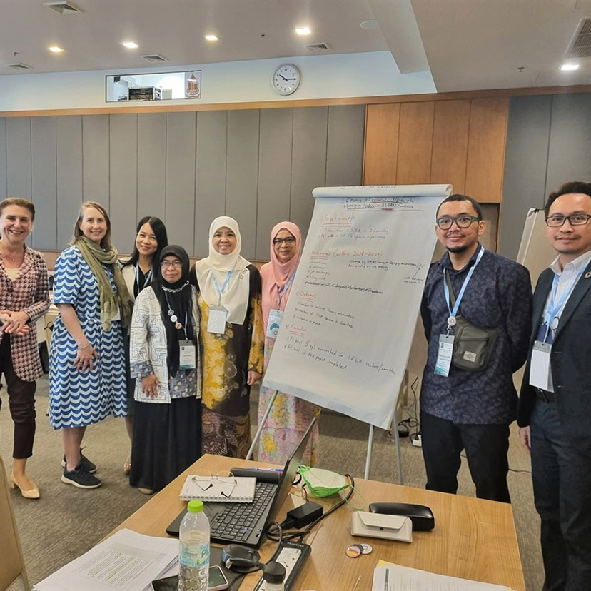 Clare Thorpe, Director of the Library Services, with IFLA President Barbara Lison and delegates from Indonesia and Malaysia