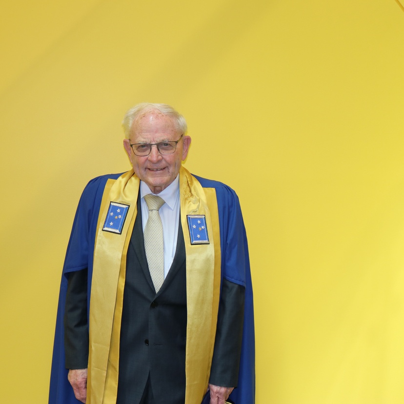 Warren Grimshaw AM at Coffs Harbour graduation ceremony