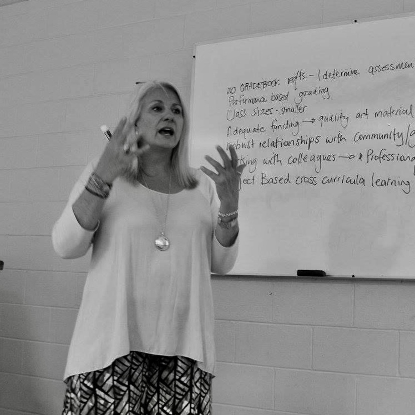 Lexi Lasczik teaching art