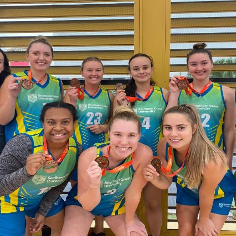 ���Ĵ�ý Cross Women's Basketball Team, bronze medal winners