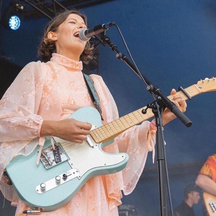 Sophie Ozard playing guitar