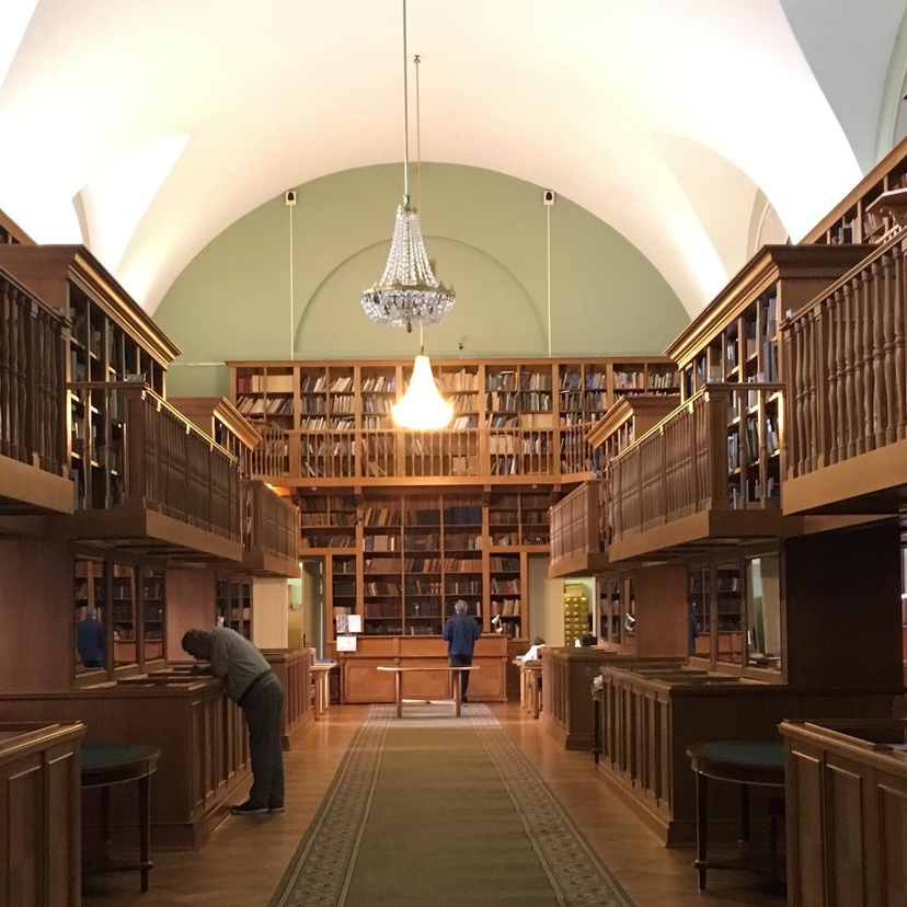 A large room containing shelves and books
